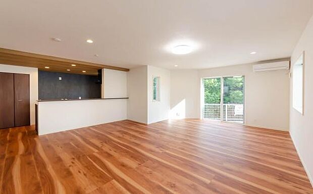 「上質な空間を」開放感と日当たりの良さに恵まれたリビング空間。上質な光は身体だけでなく心も温めてくれる。圧迫感のない空間を是非、ご堪能下さい。