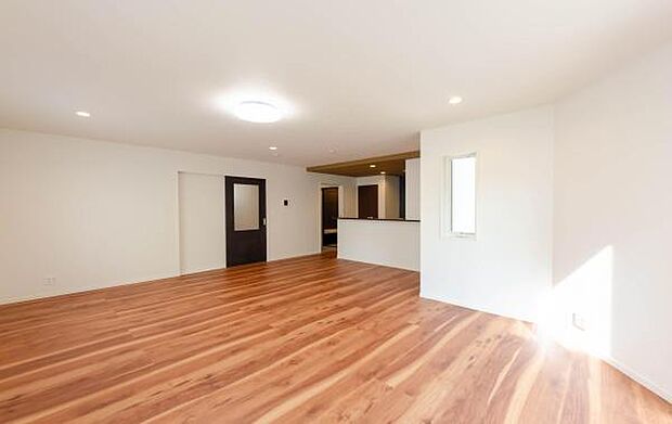 「家族が大好きなリビング」みんなが集まる広いリビング。みんなが大好きなリビングで家族団らん。みんなが集まるからこそ、一層の開放感を手にする素敵な住まい。