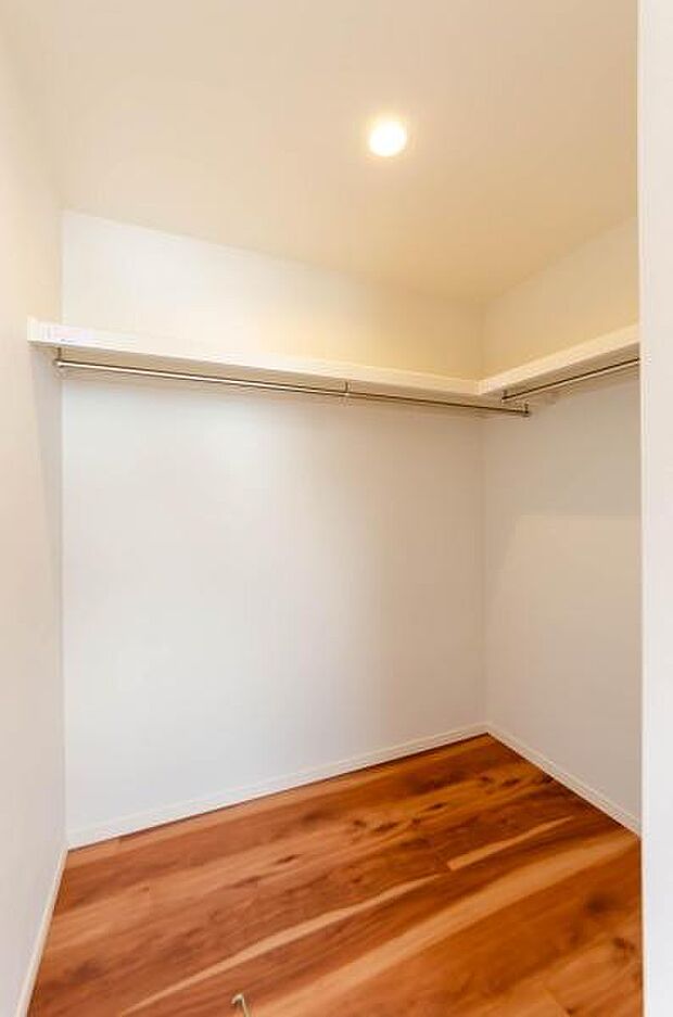 「ウォークインクローゼット収納」大きく収納量豊富なクローゼット。奥行も納得サイズのクローゼット。