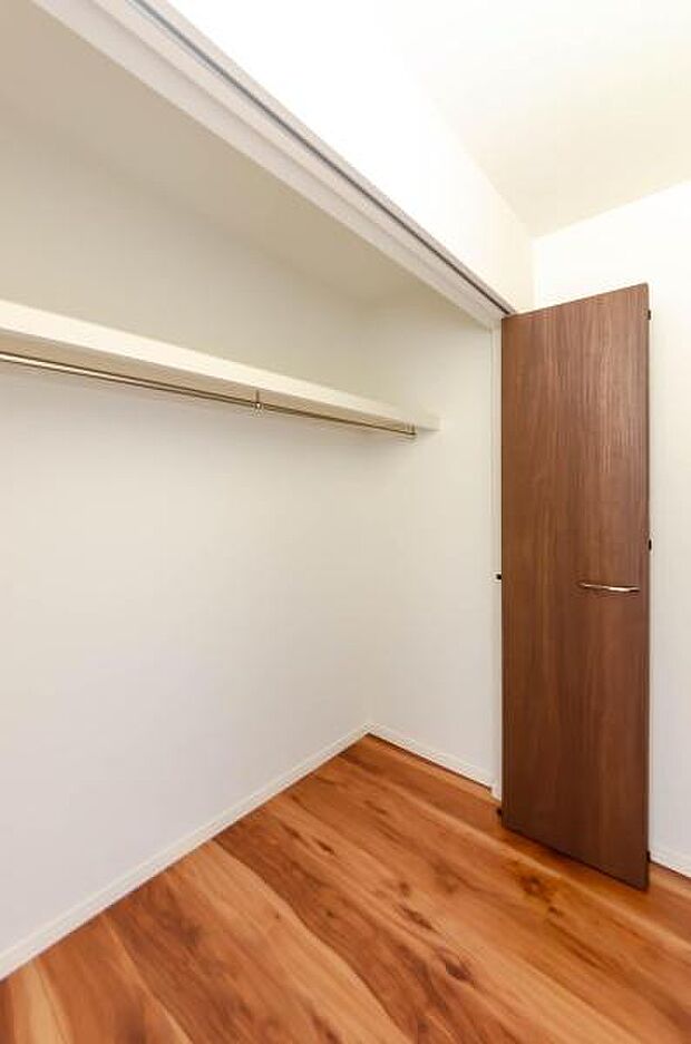 天井まで伸びる収納嬉しい収納力の高いクローゼット付き。天井付近までしっかりと収納ができる使い勝手の良いクローゼット。