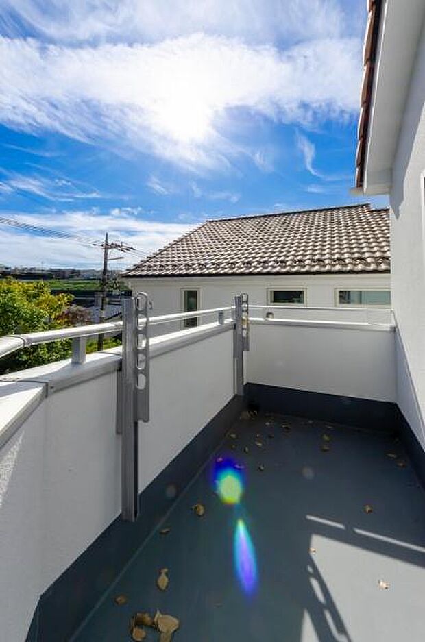 「清々しいバルコニー」広々としたバルコニーは陽当たりはもちろん、解放感や眺望も楽しめます。碧空を満喫し心が透きとおる。癒される心地よい空間。