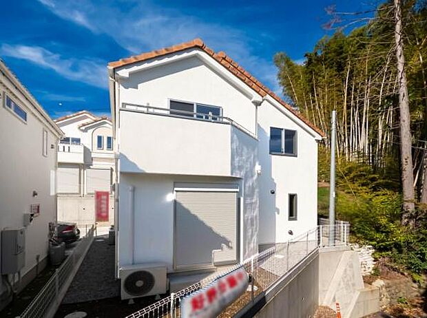 「マイホームの喜びを感じる」スタイリッシュなデザインに心満たされる。憧れのマイホームに相応しい美しく映える外観です。日当たりが良く開放感も魅力です。