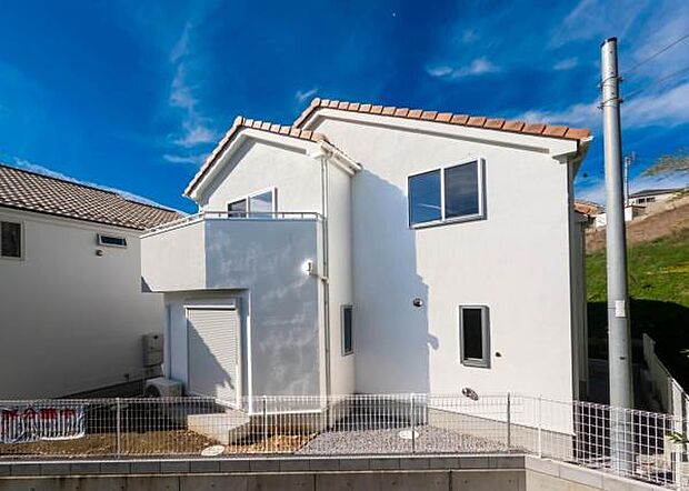 「マイホームの喜びを感じる」スタイリッシュなデザインに心満たされる。憧れのマイホームに相応しい美しく映える外観です。日当たりが良く開放感も魅力です。