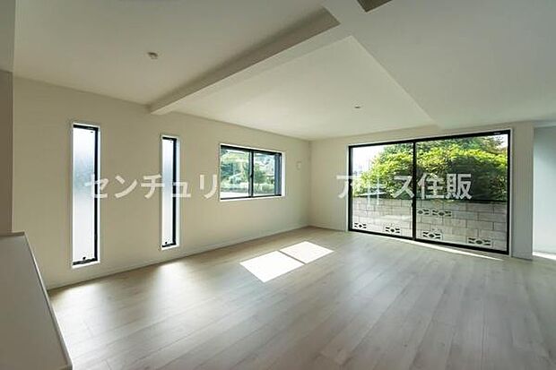 「家族が大好きなリビング」みんなが集まる広いリビング。みんなが大好きなリビングで家族団らん。みんなが集まるからこそ、一層の開放感を手にする素敵な住まい。