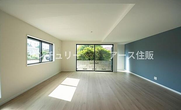 「上質な空間を」開放感と日当たりの良さに恵まれたリビング空間。上質な光は身体だけでなく心も温めてくれる。圧迫感のない空間を是非、ご堪能下さい。