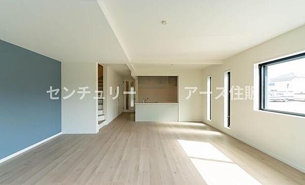 「上質な空間を」開放感と日当たりの良さに恵まれたリビング空間。上質な光は身体だけでなく心も温めてくれる。圧迫感のない空間を是非、ご堪能下さい。