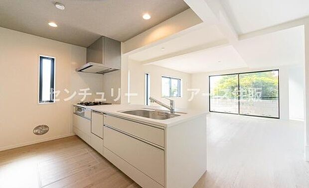 「全体を見渡せる安心感」家族の会話が弾む奥様に人気の高いカウンターキッチン、料理しながらお子様の様子の確認ができ移動しやすい広いキッチンスペースです。