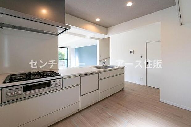 「全体を見渡せる安心感」家族の会話が弾む奥様に人気の高いカウンターキッチン、料理しながらお子様の様子の確認ができ移動しやすい広いキッチンスペースです。