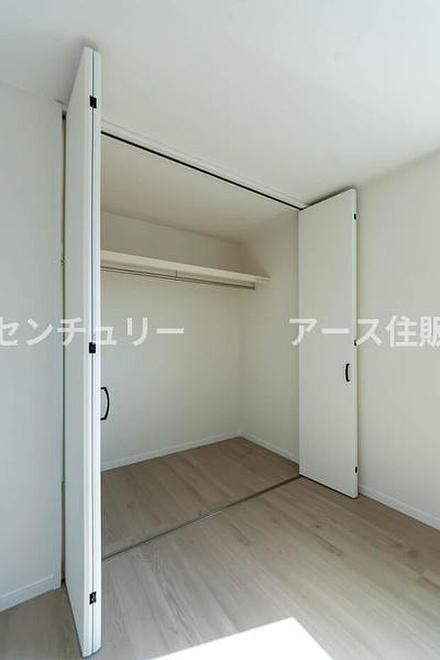 天井まで伸びる収納嬉しい収納力の高いクローゼット付き。天井付近までしっかりと収納ができる使い勝手の良いクローゼット。