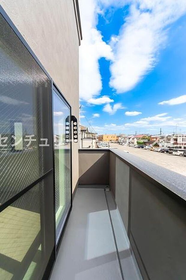 「清々しいバルコニー」広々としたバルコニーは陽当たりはもちろん、解放感や眺望も楽しめます。碧空を満喫し心が透きとおる。癒される心地よい空間。