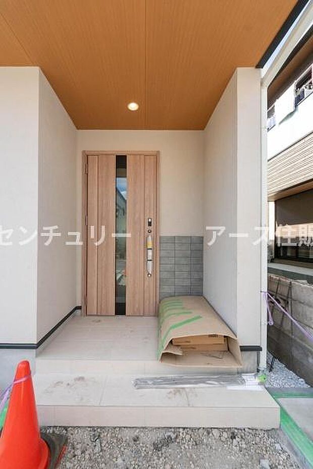 「おかえり」と「いってらっしゃい」を優しく包み込む、明るく広々とした玄関。家族の毎日が、ここから気持ちよく始まります。