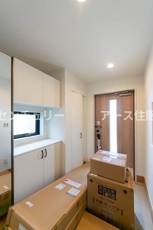 「おかえり」と「いってらっしゃい」を優しく包み込む、明るく広々とした玄関。家族の毎日が、ここから気持ちよく始まります。