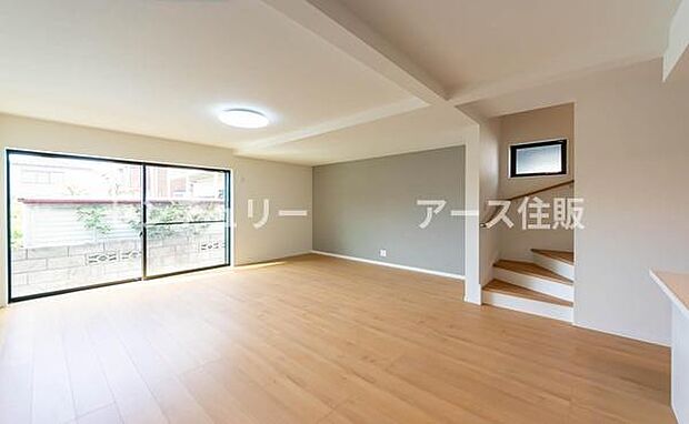 「家族が大好きなリビング」みんなが集まる広いリビング。みんなが大好きなリビングで家族団らん。みんなが集まるからこそ、一層の開放感を手にする素敵な住まい。