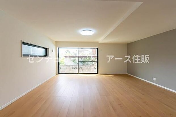 「上質な空間を」開放感と日当たりの良さに恵まれたリビング空間。上質な光は身体だけでなく心も温めてくれる。圧迫感のない空間を是非、ご堪能下さい。