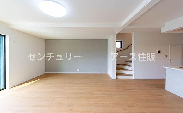 「家族が大好きなリビング」みんなが集まる広いリビング。みんなが大好きなリビングで家族団らん。みんなが集まるからこそ、一層の開放感を手にする素敵な住まい。