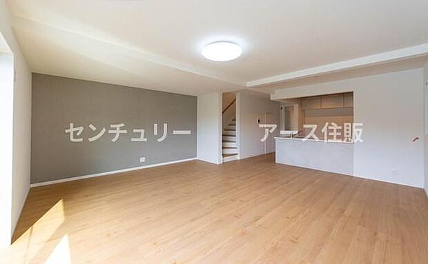 「上質な空間を」開放感と日当たりの良さに恵まれたリビング空間。上質な光は身体だけでなく心も温めてくれる。圧迫感のない空間を是非、ご堪能下さい。