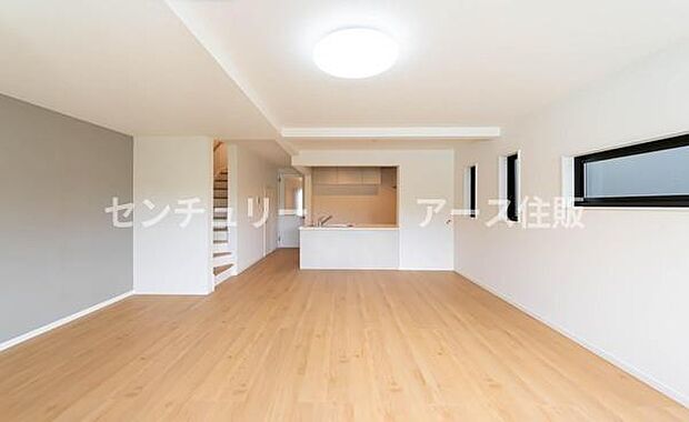 「家族が大好きなリビング」みんなが集まる広いリビング。みんなが大好きなリビングで家族団らん。みんなが集まるからこそ、一層の開放感を手にする素敵な住まい。