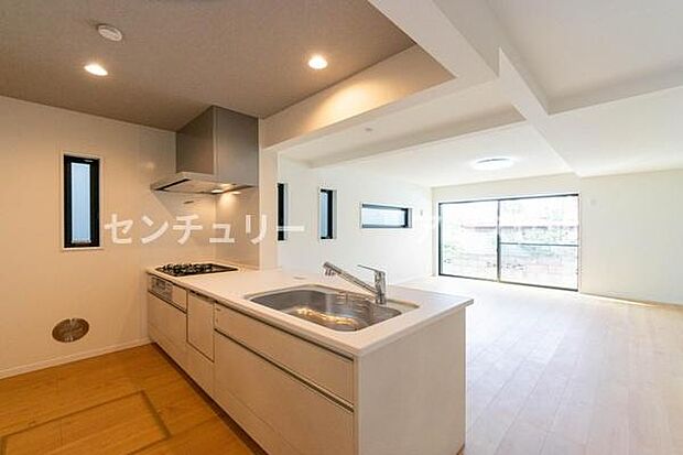 「全体を見渡せる安心感」家族の会話が弾む奥様に人気の高いカウンターキッチン、料理しながらお子様の様子の確認ができ移動しやすい広いキッチンスペースです。