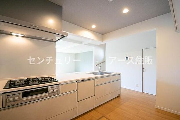 「全体を見渡せる安心感」家族の会話が弾む奥様に人気の高いカウンターキッチン、料理しながらお子様の様子の確認ができ移動しやすい広いキッチンスペースです。