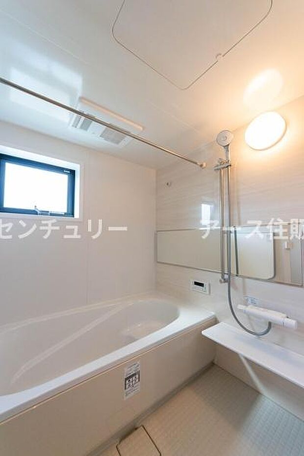 「広々バスルーム」白を基調とした清潔感のあるバスルームは是非足を延ばしてくつろいで欲しい空間。一日の疲れを癒し良質な睡眠にもつながります。