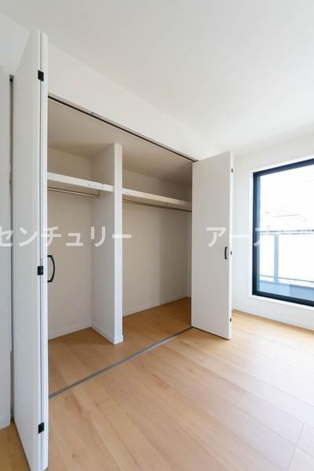 天井まで伸びる収納嬉しい収納力の高いクローゼット付き。天井付近までしっかりと収納ができる使い勝手の良いクローゼット。