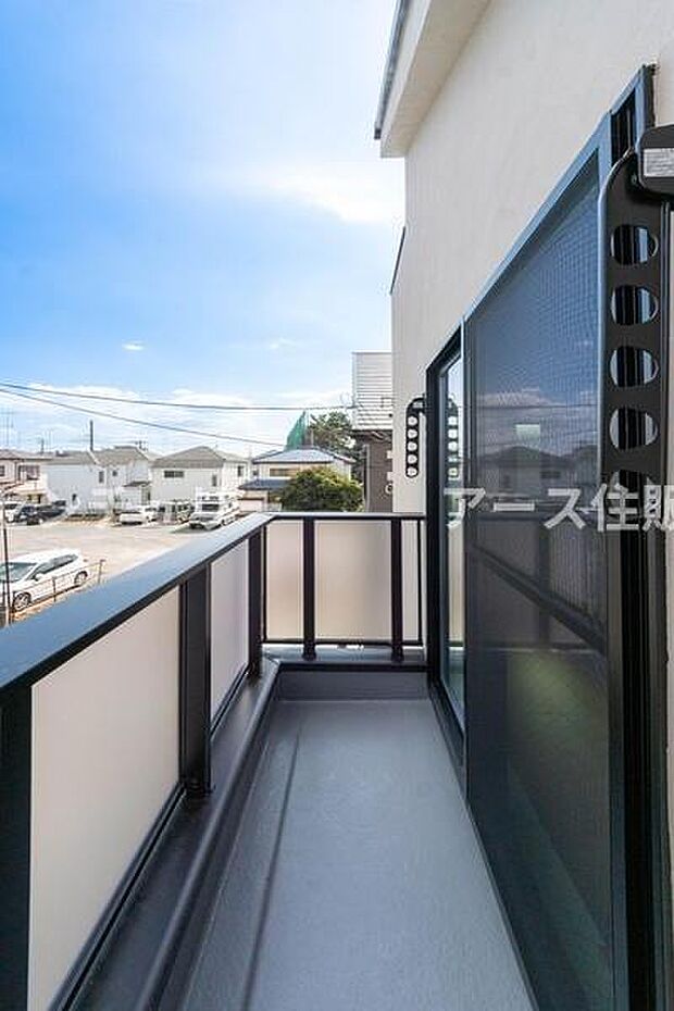 「清々しいバルコニー」広々としたバルコニーは陽当たりはもちろん、解放感や眺望も楽しめます。碧空を満喫し心が透きとおる。癒される心地よい空間。