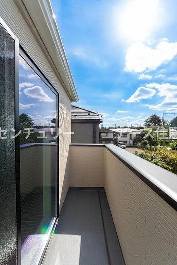 「清々しいバルコニー」広々としたバルコニーは陽当たりはもちろん、解放感や眺望も楽しめます。碧空を満喫し心が透きとおる。癒される心地よい空間。