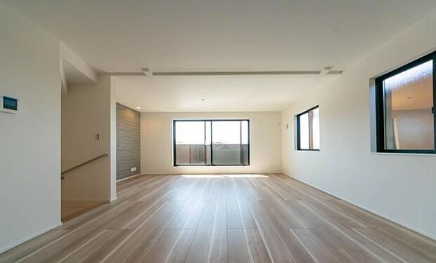 上質な素材感に包まれる、こだわりを凝縮したリビング。大きな窓から光が入り、開放感あふれる日常を演出します。