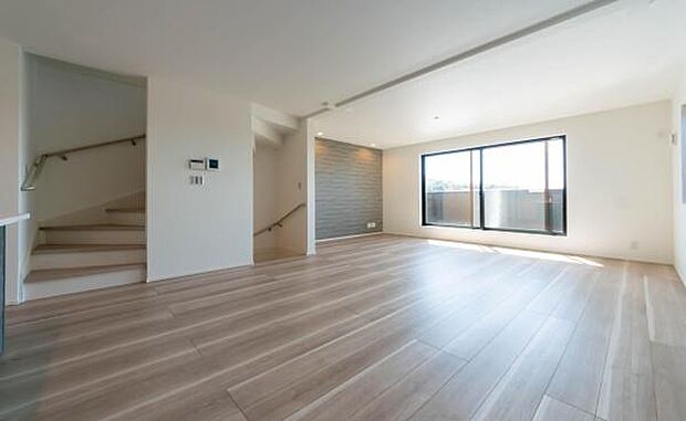 光が降り注ぐ開放的な大空間。家族の会話が弾む対面キッチンと、ぬくもりを感じる上質なリビングで寛ぎのひとときを。