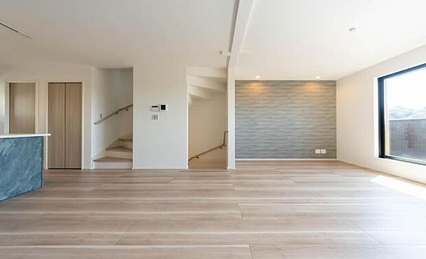 上質な素材感に包まれる、こだわりを凝縮したリビング。大きな窓から光が入り、開放感あふれる日常を演出します。