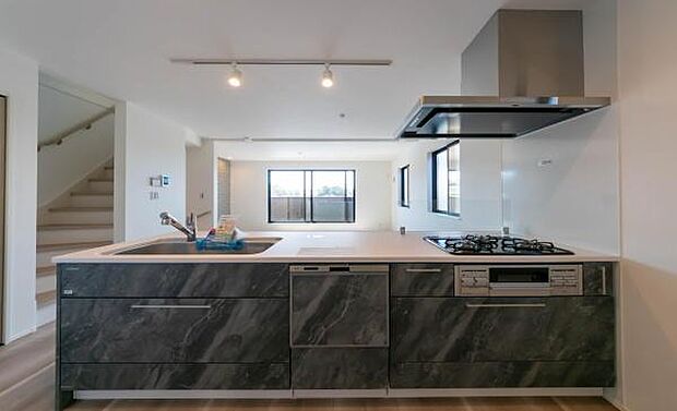 「全体を見渡せる安心感」家族の会話が弾む奥様に人気の高いカウンターキッチン、料理しながらお子様の様子の確認ができ移動しやすい広いキッチンスペースです。