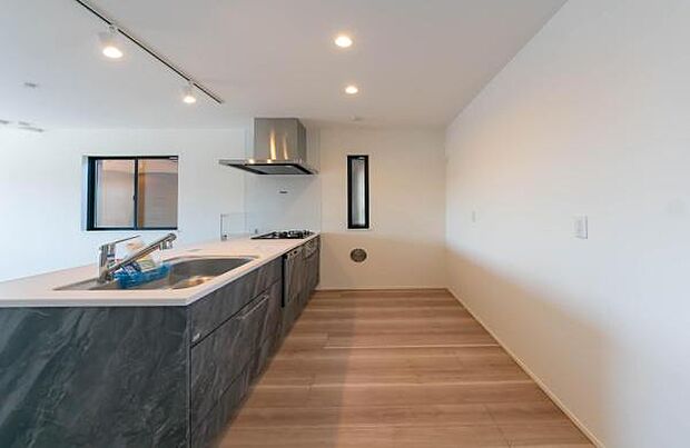 「広々ワイドサイズなシステムキッチン」せっかくのお料理空間。毎日の事だから広々システムキッチン。