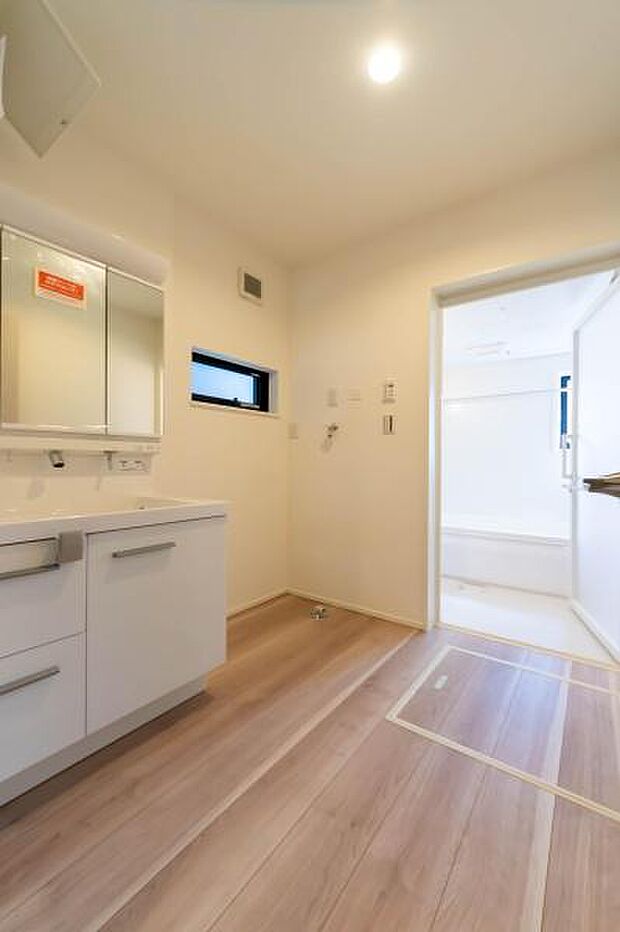 清潔感あふれるワイドな洗面化粧台。家事動線を考慮した機能的な配置で、忙しい朝の時間もスムーズに支度ができる快適な空間。