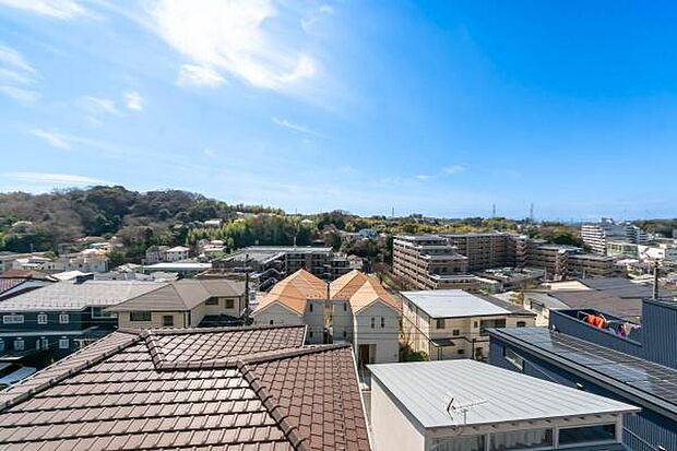 遮るもののない、空と緑と街並みの開放的な眺望。大きな窓から陽光と景色を最大限に取り込み、毎日をリフレッシュする、自然に包まれた暮らし。