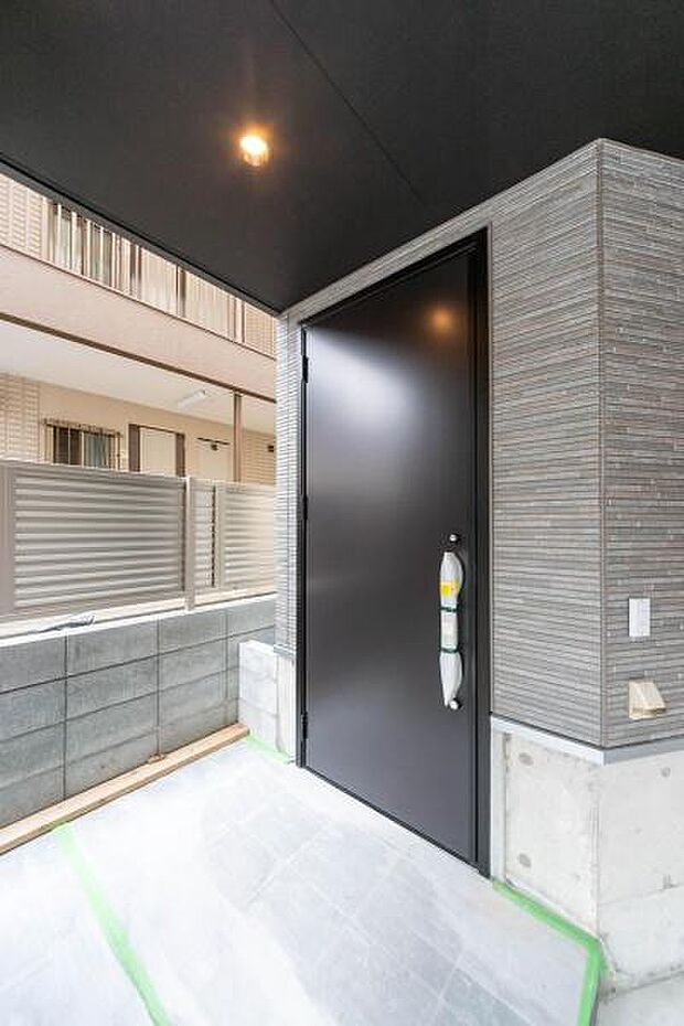 「おかえりなさい」を優しく迎える、明るく上質な玄関。家に帰るのが毎日楽しみになる、我が家の自慢の顔となる空間です。