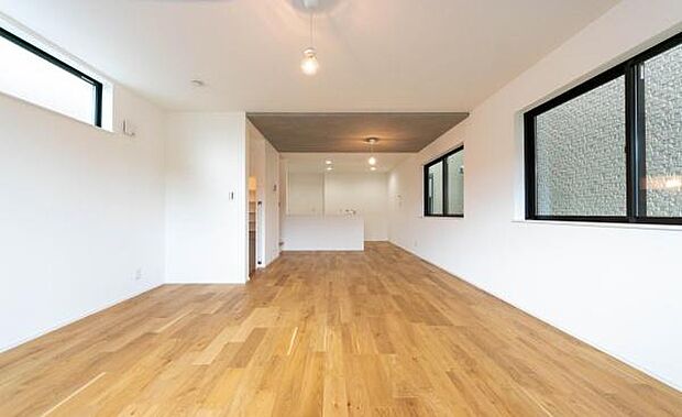 「上質な空間を」開放感と日当たりの良さに恵まれたリビング空間。上質な光は身体だけでなく心も温めてくれる。圧迫感のない空間を是非、ご堪能下さい。