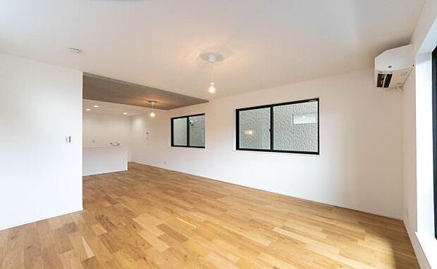 広々としたリビングはお子様の遊び場にぴったり！キッチンから見守れる安心の間取りで、家族の時間を育みます。明るい光の中で、のびのびと子育てを楽しめます。