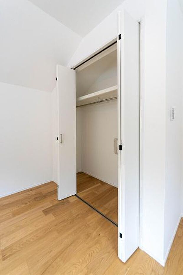 天井まで伸びる収納嬉しい収納力の高いクローゼット付き。天井付近までしっかりと収納ができる使い勝手の良いクローゼット。