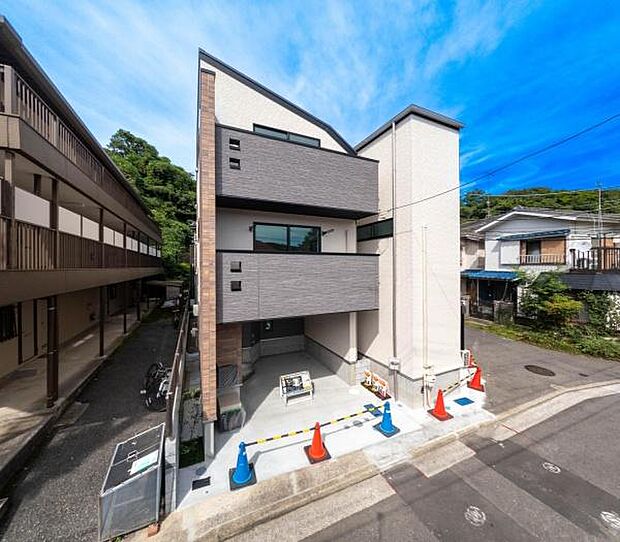 「マイホームの喜びを感じる」スタイリッシュなデザインに心満たされる憧れのマイホーム。住環境および生活利便性も魅力のマイホームです。