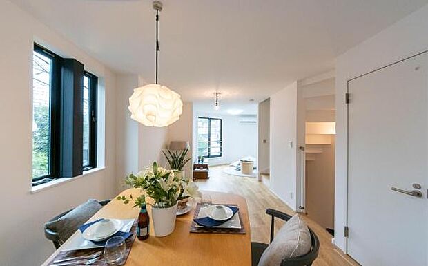 「上質な空間を」開放感と日当たりの良さに恵まれたリビング空間。上質な光は身体だけでなく心も温めてくれる。圧迫感のない空間を是非、ご堪能下さい。