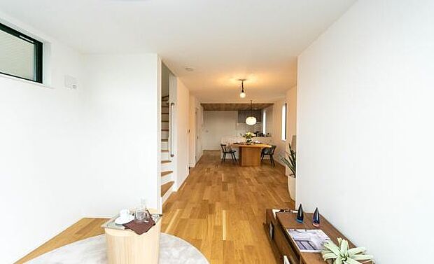 「家族が大好きなリビング」みんなが集まる広いリビング。みんなが大好きなリビングで家族団らん。みんなが集まるからこそ、一層の開放感を手にする素敵な住まい。