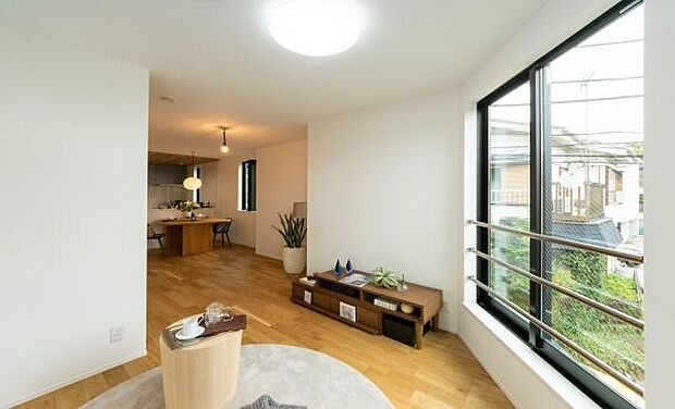 「上質な空間を」開放感と日当たりの良さに恵まれたリビング空間。上質な光は身体だけでなく心も温めてくれる。圧迫感のない空間を是非、ご堪能下さい。