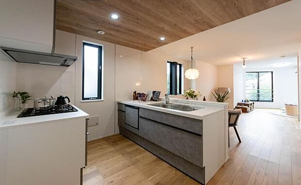 「全体を見渡せる安心感」家族の会話が弾む奥様に人気の高いカウンターキッチン、料理しながらお子様の様子の確認ができ移動しやすい広いキッチンスペースです。