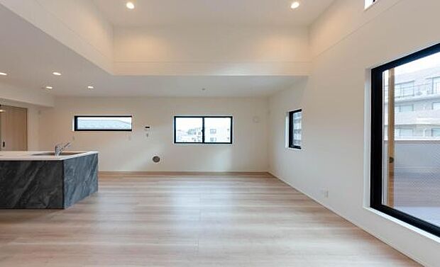 「上質な空間を」開放感と日当たりの良さに恵まれたリビング空間。上質な光は身体だけでなく心も温めてくれる。圧迫感のない空間を是非、ご堪能下さい。