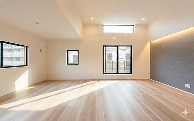 「家族が大好きなリビング」みんなが集まる広いリビング。みんなが大好きなリビングで家族団らん。みんなが集まるからこそ、一層の開放感を手にする素敵な住まい。