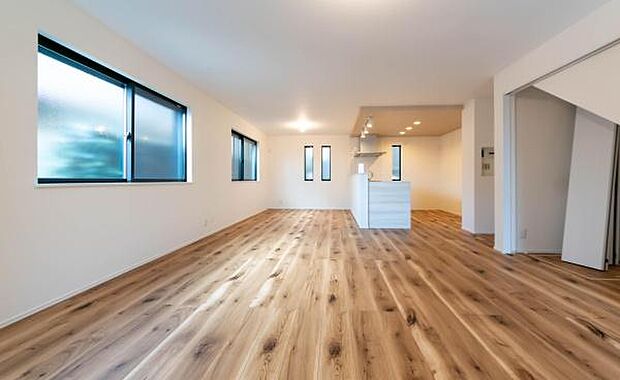 「家族が大好きなリビング」みんなが集まる広いリビング。みんなが大好きなリビングで家族団らん。みんなが集まるからこそ、一層の開放感を手にする素敵な住まい。