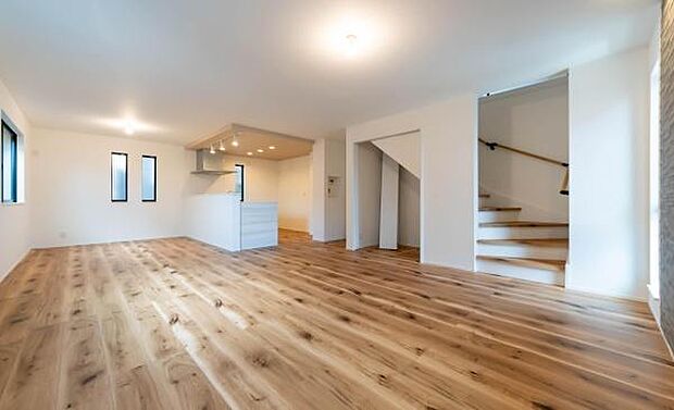 心地よい風が通り抜ける開放的なLDK。明るく清潔感あふれる空間で、心地よい毎日をお過ごしください。