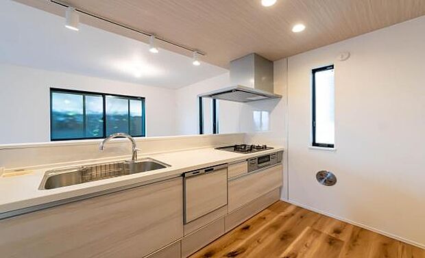 「広々ワイドサイズなシステムキッチン」せっかくのお料理空間。毎日の事だから広々システムキッチン。