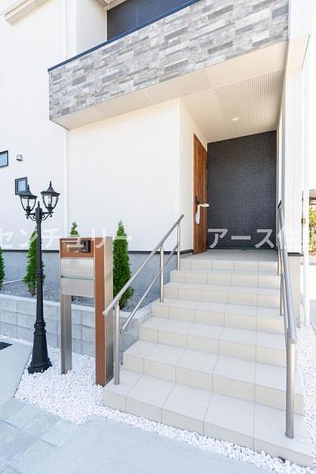 「おかえりなさい」が似合う、木の温もり溢れる螺旋階段のある玄関。大容量の収納で、お子様の成長と共に増える靴もすっきり。いつも片付いた空間が家族を優しく迎えます。