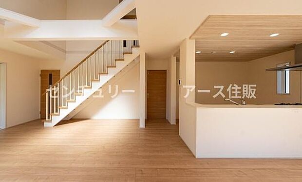 「上質な空間を」開放感と日当たりの良さに恵まれたリビング空間。上質な光は身体だけでなく心も温めてくれる。圧迫感のない空間を是非、ご堪能下さい。